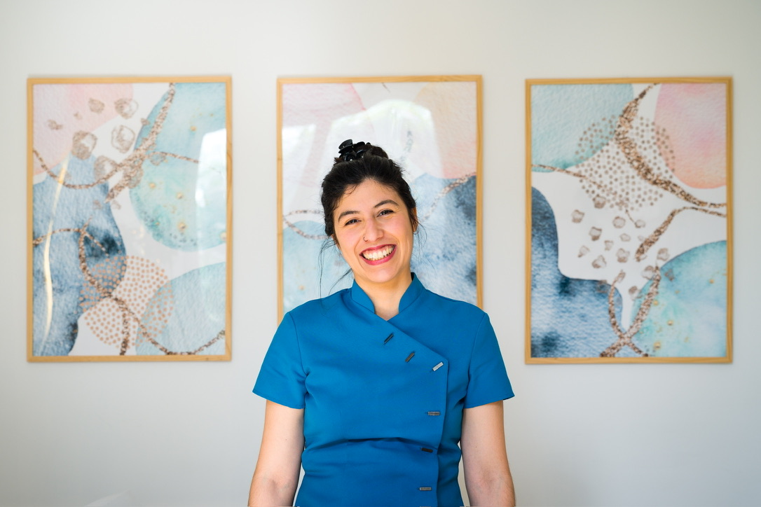 Belén, fondatrice de Khire·Li, dans son salon de massage à Bordeaux